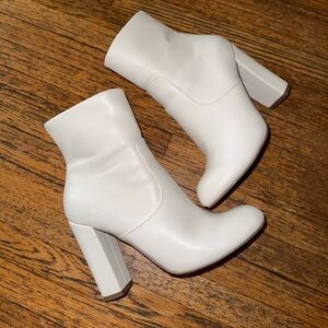 WHITE ANKLE HEELED BOOTS